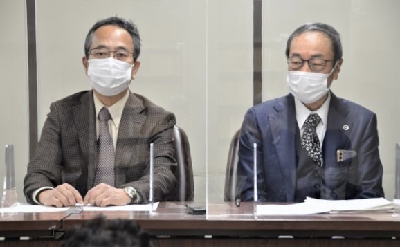 記者会見する浜田正晴さん（左）と中村雅人弁護士＝２月８日午後４時４７分、東京・霞が関で