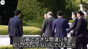 記者会見後、呼びかけに答えず歩き続ける岸田首相